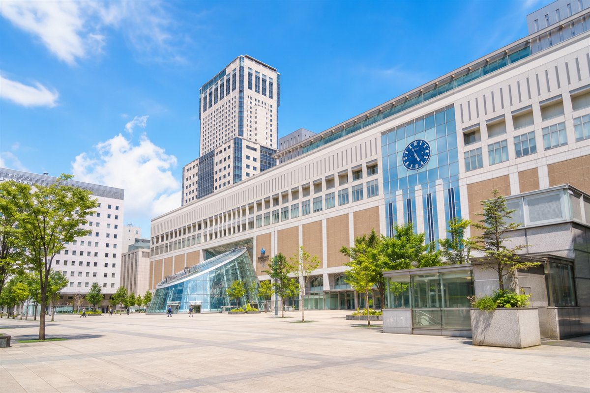 夏の晴れた日の札幌駅前の広場